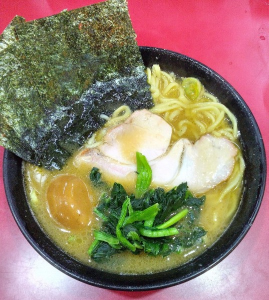 「ラーメン並 800円＋味玉 100円」@杉田家 千葉祐光店の写真