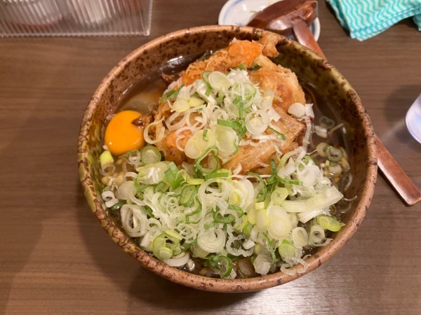 「かき揚げそば大盛り+生卵ネギトピ」@はないちの写真