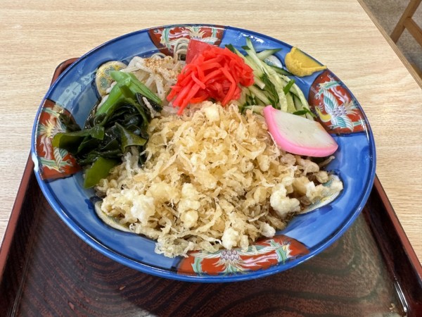 「冷したぬきそば（並盛）850円」@すかや 鶴見支店の写真