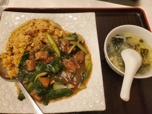 「牛バラ肉かけチャーハン」@梅蘭 MARK IS みなとみらい店の写真