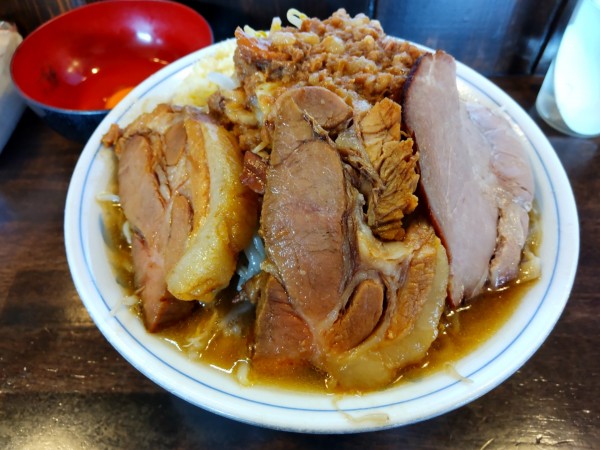 「らーめん+燻製レアチャーシュー1枚、生卵」@らーめん梵's 埼大前本店の写真