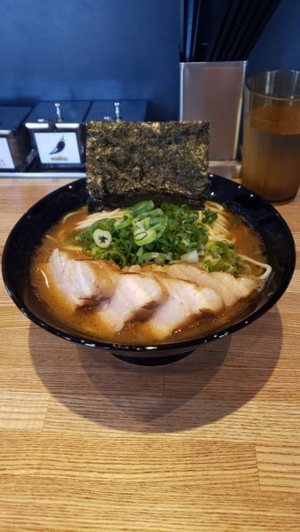 「豚骨醤油大盛り＋チャーシュー」@豚骨醤油 三輪の写真