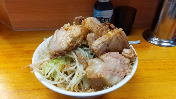 「小麺少なめ豚ダブル、ヤサイニンニクマシカラメ」@ラーメン二郎 立川店の写真