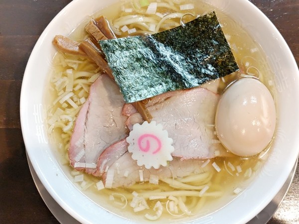 「東京塩ラーメン＋味玉」@自家製麺 うるちの写真