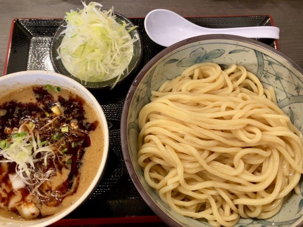 「自家製黒(九六)マー油つけそば(中盛) + 白髪ねぎ」@つけそば九六 龍ケ崎店の写真