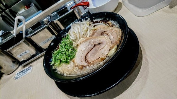 「豚骨ブラック」@替玉千里眼 志木店の写真