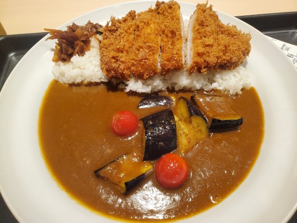 「ロースカツカレー普通・2辛＋茄子＆トマト」@マイカリー食堂 平塚店の写真