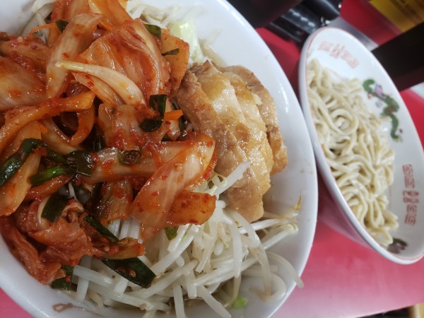 「小麺少なめ＋豚＋つけ麺＋スーパーキムチ」@ラーメン二郎 湘南藤沢店の写真