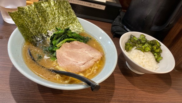 「らーめん ¥850 半ライス ¥50」@横浜家系らーめん侍 渋谷本店の写真