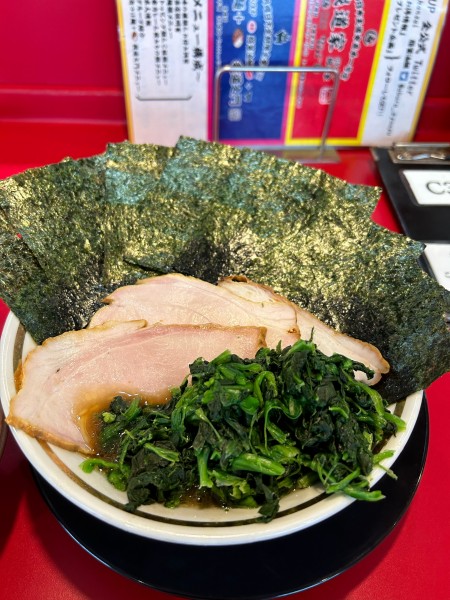 「チャーシュー麺並（3枚）のりホウレンソウ」@IEKEI KANSAI王道家直系 我道家の写真