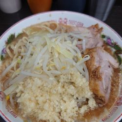ラーメン　麺少なめニンニクマシ
