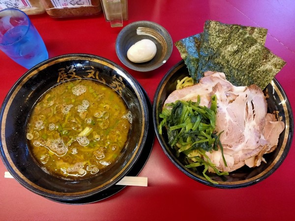 「チャーシューつけ麺+燻製卵」@家系ラーメン王道家直伝 との丸家 松飛台店の写真