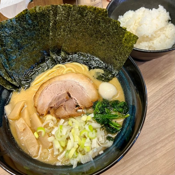 「醤油豚骨＋ライス＋Instagramフォローサービスの海苔」@らーめん ぶる麺の写真