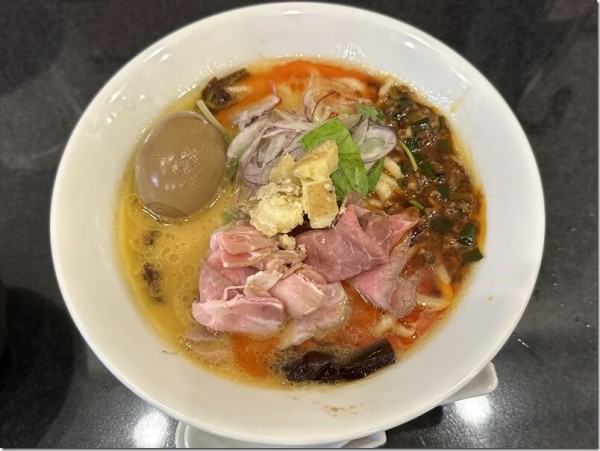 「火の鶏そば濃厚」（1000円）+「半ライス」（プレオープン中につき無料）