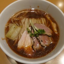 名古屋コーチンの鴨醬油らぁ麺¥930