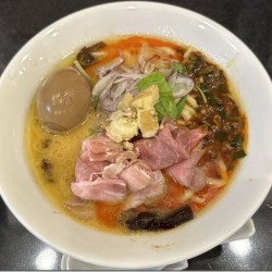 「火の鶏そば濃厚」（1000円）+「半ライス」（プレオープン中につき無料）