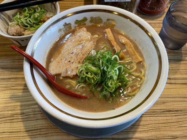 「濃厚ラーメン」@濃厚豚骨ラーメン専門 濃厚軍団 山之手店の写真