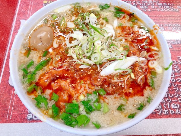 「辛口ホルモンメン（800円）」@とん平食堂の写真