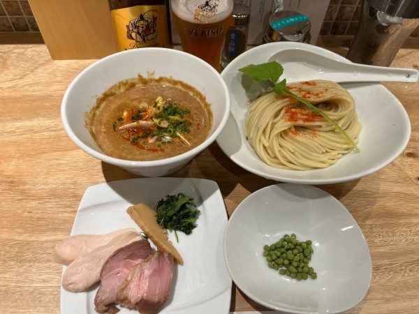 「赤つけ麺＋ブドウ山椒の実」@麺屋 周郷 神田店の写真