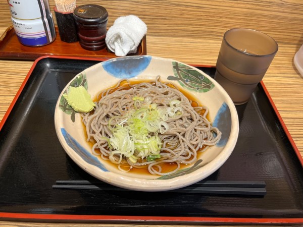 「冷やしかけそば370円」@笠置そば 東新宿店の写真