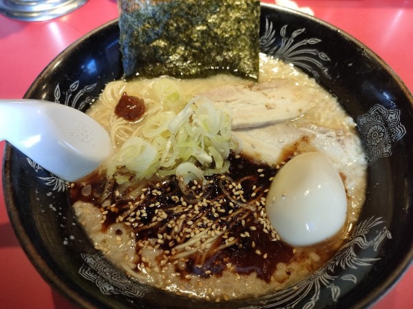 「豚骨+替玉 850+110円 硬め、味玉ランチサービス」@らーめん・つけめん こてんぱんの写真