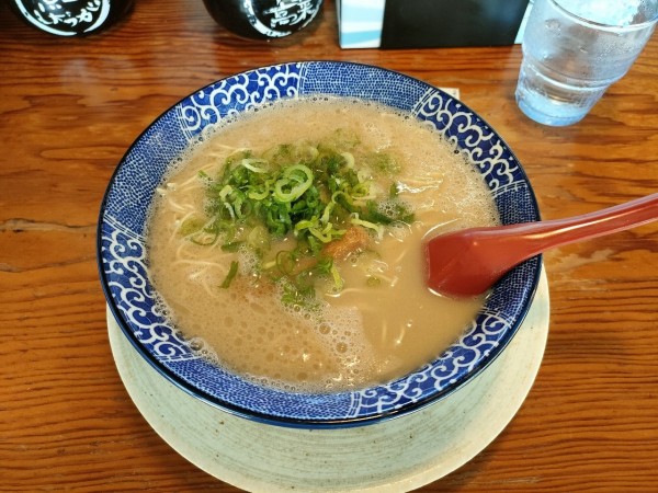 「とんこつ肉抜　690円」@博多ラーメン鶴亀堂 鶴ヶ島店の写真