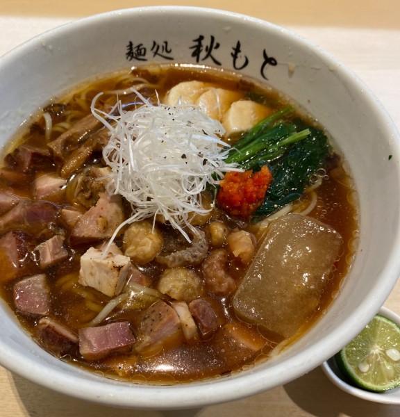 「【限定】鶏節と鰹と酢橘の冷やし醤油　１６００円」@麺処 秋もとの写真