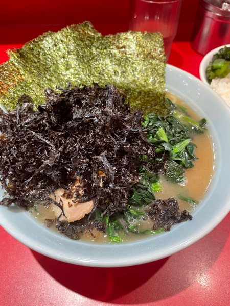 「岩のりラーメン　ほうれん草　小ライス」@横浜家系らーめん 武蔵家 本八幡店の写真