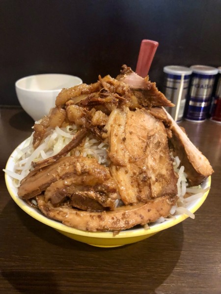 「豚2枚ラーメン並 生卵 950+50円」@ラーメン イエロー 御徒町店の写真