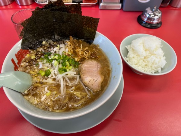 「焦がし醬油ラーメン半ライスセット￥１０００+海苔５枚￥１４０」@ラーメン山岡家 愛知刈谷店の写真