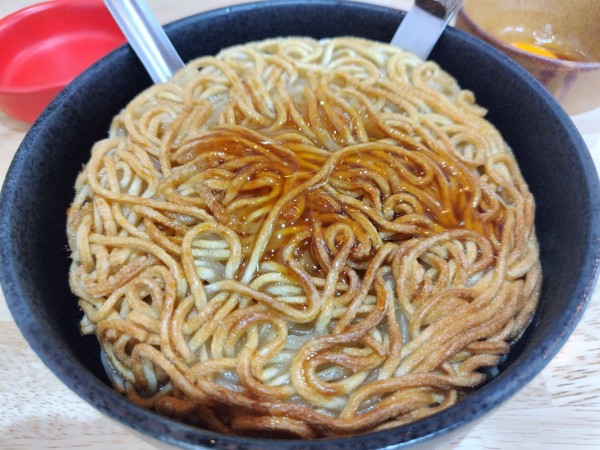 「焼き油そば：オリジナル　＋タレ黄卵：サービス券」@焼き油そば専門店 焼爺の写真