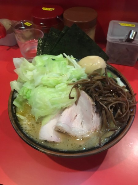 「昼めしセット（麺中盛り）900円＋キャベツ 100円」@どんとこい家の写真