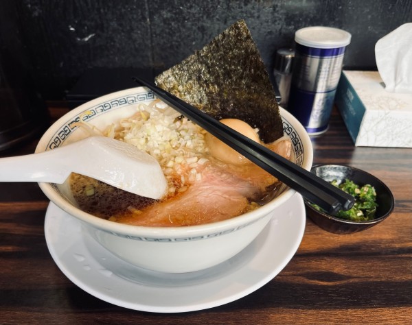 「背脂醤油（細麺・固め￥900）＋青唐（￥100）」@稲荷屋の写真