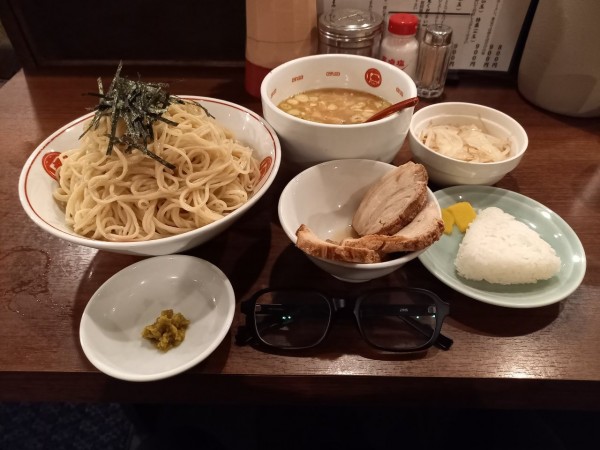 「つけ麺(特盛4玉)厚切り焼豚・オニギリ・茹もやしサービス」@ラーメン 唐そば 渋谷2丁目店の写真