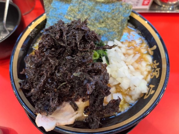 「ラーメン(中)850円＋岩のり200円＋Twitterたまね」@家系ラーメン大輝家 日吉店の写真