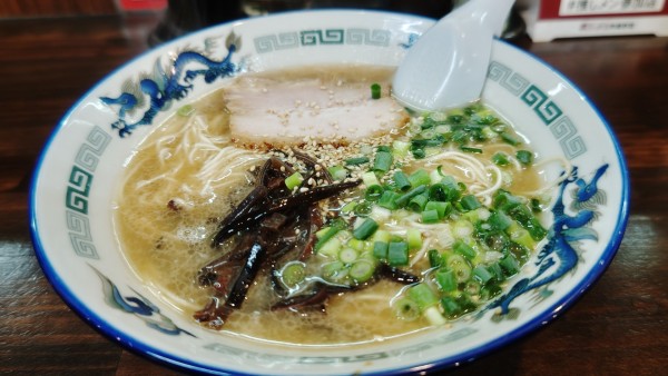 「博多とんこつ（細麺）７００円＆替え玉（細麺）１５０円」@とんこつのひろ うま馬分店の写真