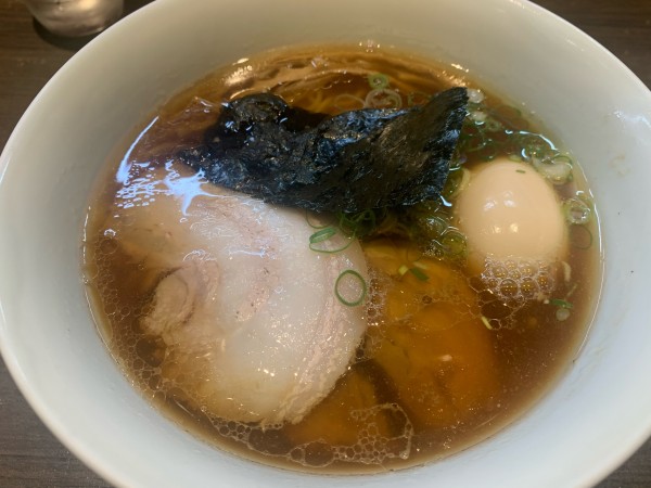 「醤油らぁ麺＋名古屋コーチン味玉」@支那そばや 本店の写真