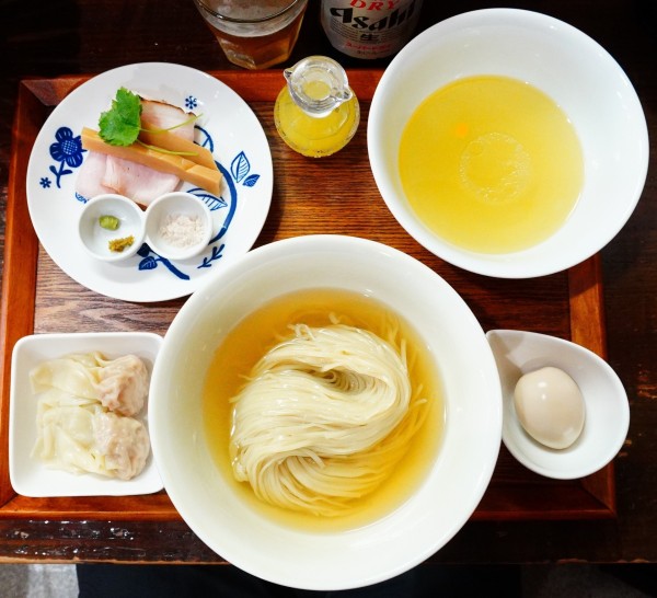 「とろとろ昆布出汁のからませつけ麺＋ワンタン＋味玉＋ビール」@らぁめん サンドの写真