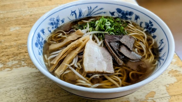 「醤油ラーメン（中）（700円）」@麺鯉の写真