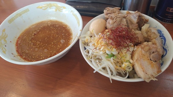 「辛つけ麺+豚増し 野菜少 ネギ、アブラ増し 煮卵 スペシャル ラ」@それいけ！たかちゃんラーメンの写真