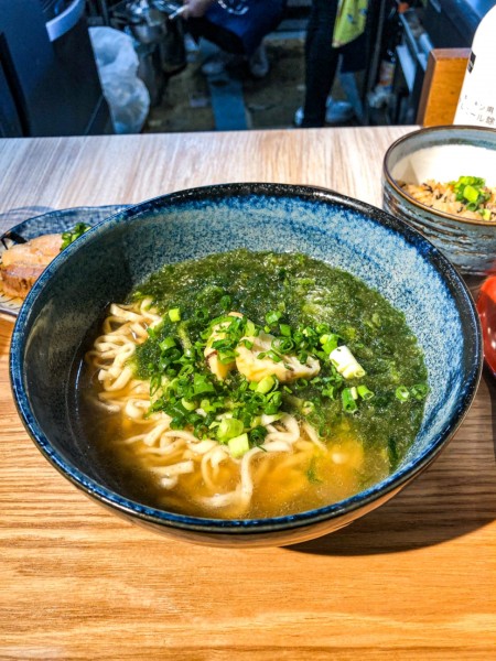 「アーサーそば+ジューシー（炊き込みご飯）」@沖縄そば ひがやの写真