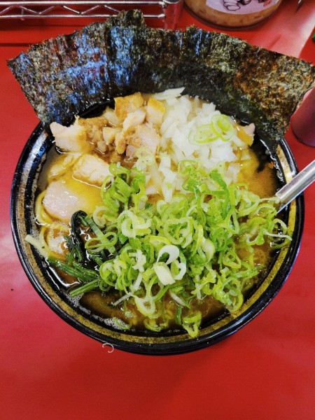 「ラーメン+薬味ネギ+タマネギ」@柏 王道家の写真