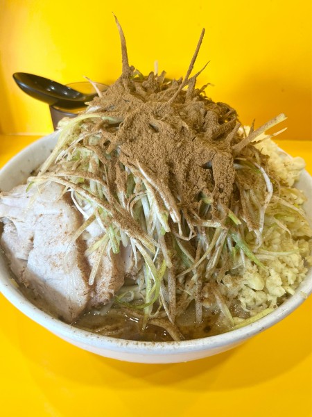 「大ラーメン　麺増し650g  しょうが　ねぎ　おさかな天国」@ラーメン二郎 八王子野猿街道店2の写真