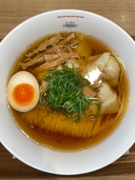 「琥珀のしょうゆ　ワンタン麺」@HOME らーめんの写真