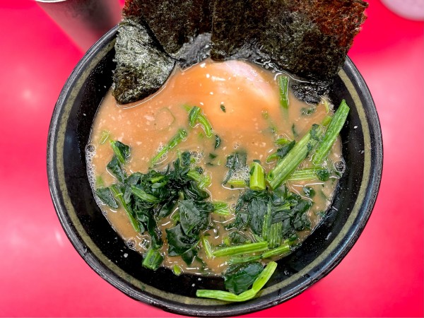 「ラーメン　油少なめ半麺　ｻｰﾋﾞｽ青菜　850」@IEKEI_TOKYO 王道家直系の写真