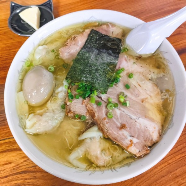 「塩雲呑麺､チャーシュウ､煮玉子､バター」@伊達屋の写真