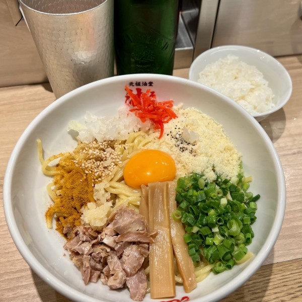 「油そば（大盛）＋Ａ＋ハートランドビール＋朝営業サービス追い飯」@元祖油堂 東京ラーメン横丁店の写真