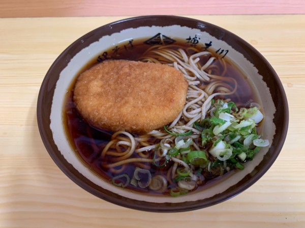 「コロッケそば 560円」@駅そば榑木川 松本駅店の写真