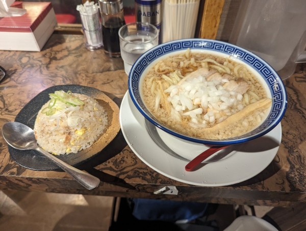 「背脂中華そば　半チャーハン」@新潟発祥 なおじ 有楽町店の写真