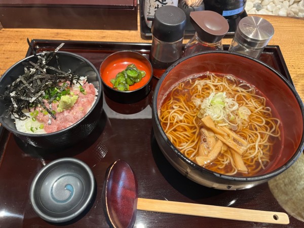 「ねぎとろ丼＋ラーメン」@蕎麦人 弁慶 千駄木店の写真